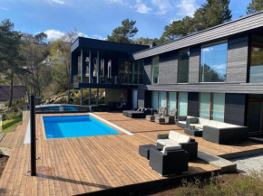 Nydelig villa ved sjøen med oppvarmet basseng